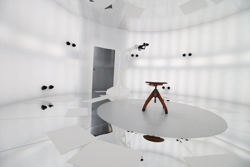 The rotunda is equipped with 32 cameras that film the lecturer from all sides. 