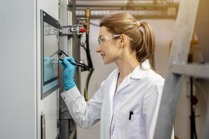 Dr. Lesia Sandig-Predzymirska in the lab.
