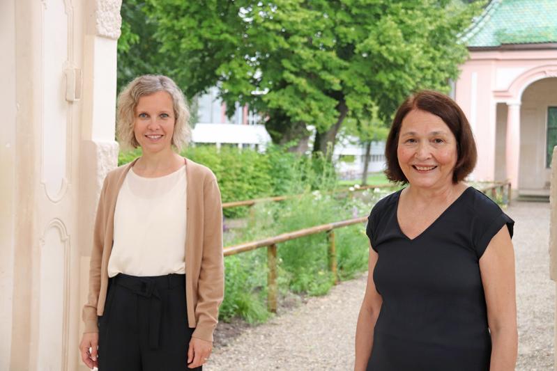 Die Literaturwissenschaftlerin Dr. Laura Febres aus Venezuela (rechts) mit ihrer Mentorin Prof. Dr. Miriam Lay Brander, Direktorin des Zentralinstituts für Lateinamerikastudien der KU und Inhaberin des Lehrstuhls für Romanische Literaturwissenschaften II.