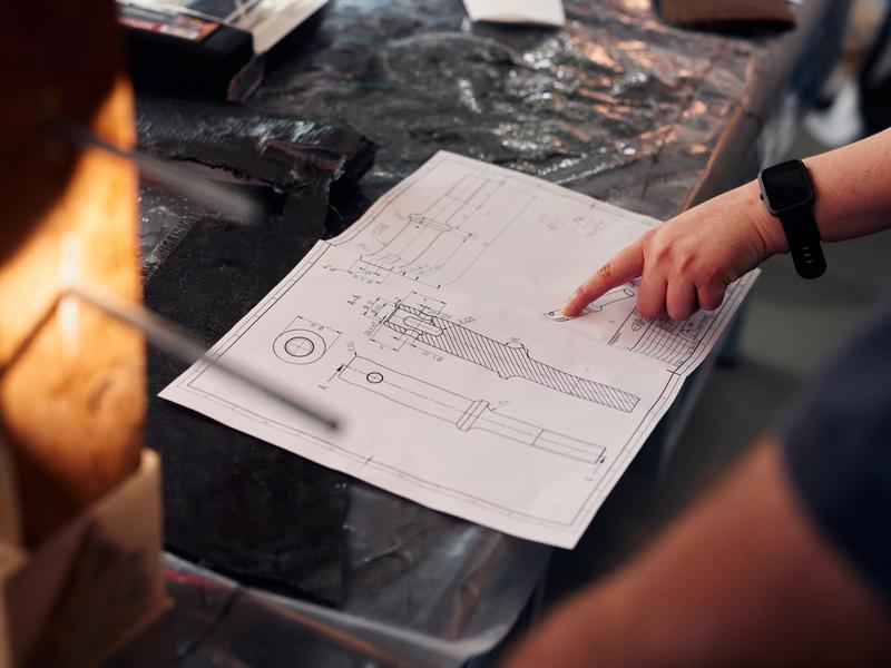 Studierende der HSBI beteiligten sich am Bau eines nachhaltigen Segelbootes und steuerten das wichtige Ruder bei. Zunächst erstellte das Konstruktionsteam in einem CAD-Programm ("Computer Aided Design") den kompletten Bausatz des Ruders.