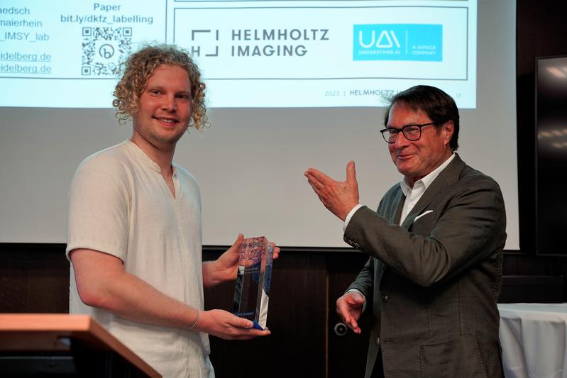 Tim Rädsch (left) from the KIT in Germany won the AI-prize and 10,000 Euros this year. Now, new creative and innovative ideas in practical applications of artificial intelligence are searched for.