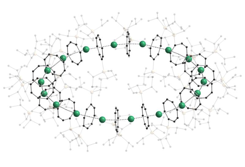 Cyclocen heißt die neuartige Molekülstruktur, in der Sandwich-Komplexe erstmals einen nanoskalige Ring formen. (Abbildung: Nature / AOC, KIT) 