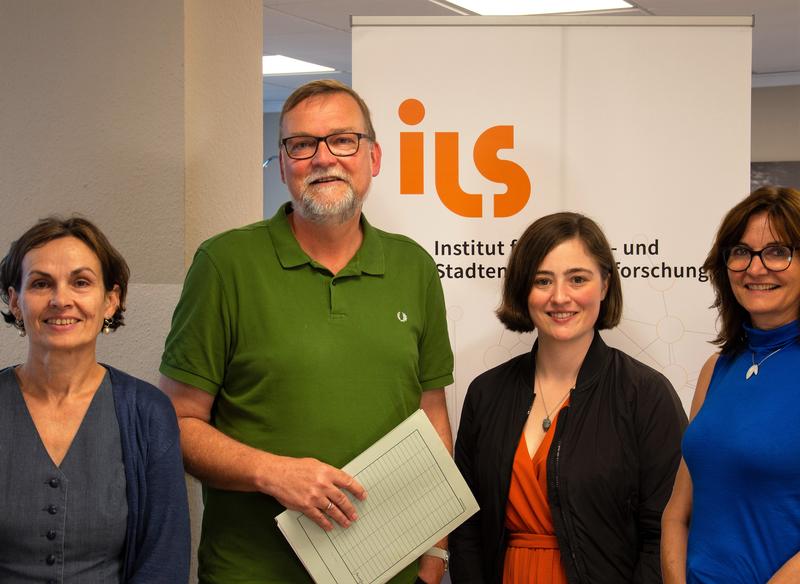 v.l.n.r.: Dr. Sabine Weck (stellv. wissenschaftl. Institutsleitung), Ralf Zimmer-Hegmann (Kommissarischer Wissenschaftl. Leiter und Geschäftsführer), Julia Eisentraut (MdL), Dr. Andrea Dittrich Wesbuer (stellv. wissenschaftl. Institutsleitung) 