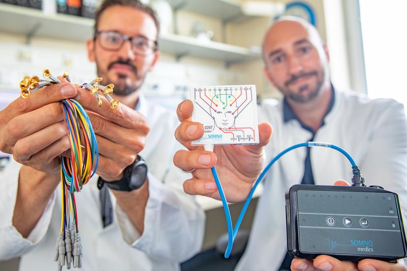 Wollen die Schlafstörung bei Parkinson-Betroffenen nachweisen und der Frühphase der Erkrankung auf die Spur kommen: die MHH-Neurologen Dr. Matthias Höllerhage (links) und Dr. Martin Klietz mit dem mobilen Gerät für die Video-Polysomnografie.