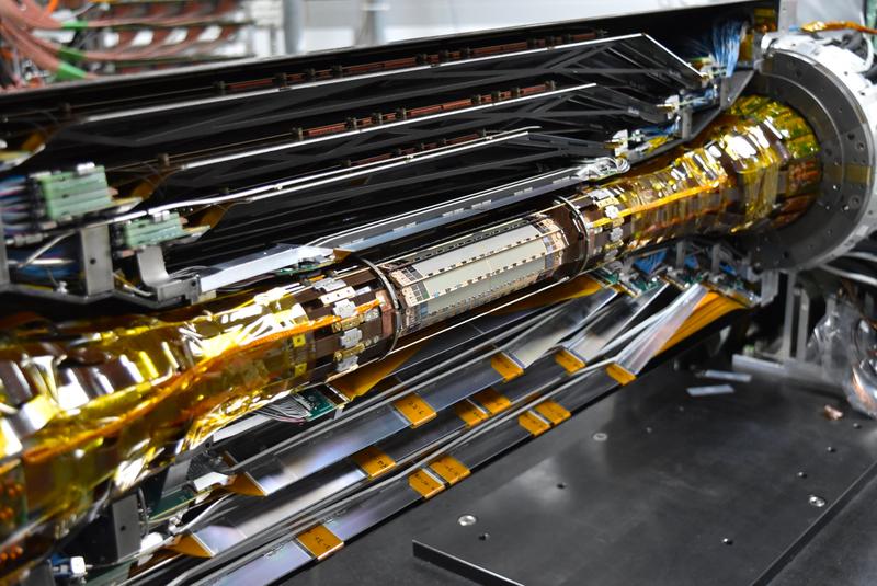 Der Belle II-Pixel-Detektor vor dem Einbau, umgeben vom Belle II-Streifendetektor. Der Detektor ist direkt um den Kollisionspunkt an das Strahlrohr angebracht. 