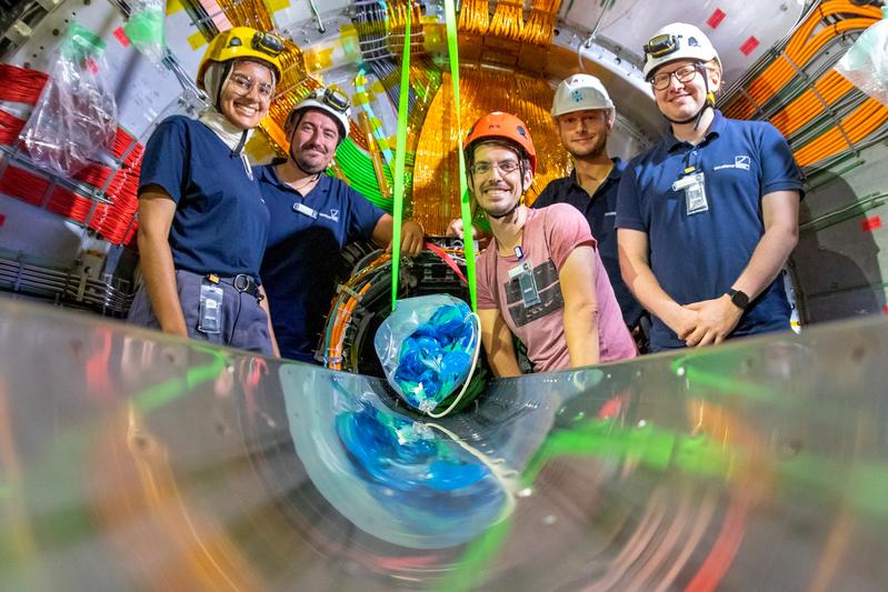 Der Pixel-Detektor mit den am Einbau beteiligten Mitgliedern der Universität Bonn (von links): Munira Khan, Jannes Schmitz, Ralf Farkas, Georgios Giakoustidis und Botho Paschen. 
