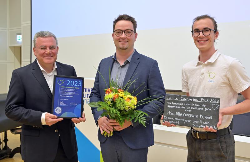 Medizinphysiker Christian Kühnel erhielt den diesjährigen Lehrpreis aus den Händen von Sam Quaas (r.) von der Fachschaft Medizin und Fördervereinsvorsitzenden PD Dr. Dr. Michael Kiehntopf. 
