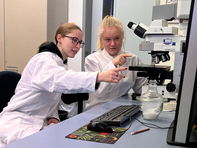 Die MINT-Frauen-Stipendiatinnen Ronja Tittel (li.) und Nele Hoffmann im Labor. 