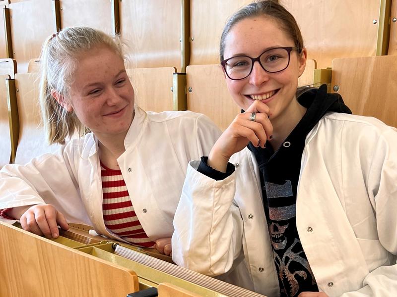 Die Stipendiatinnen Ronja Tittel (re.) und Nele Hoffmann im Hörsaal. 
