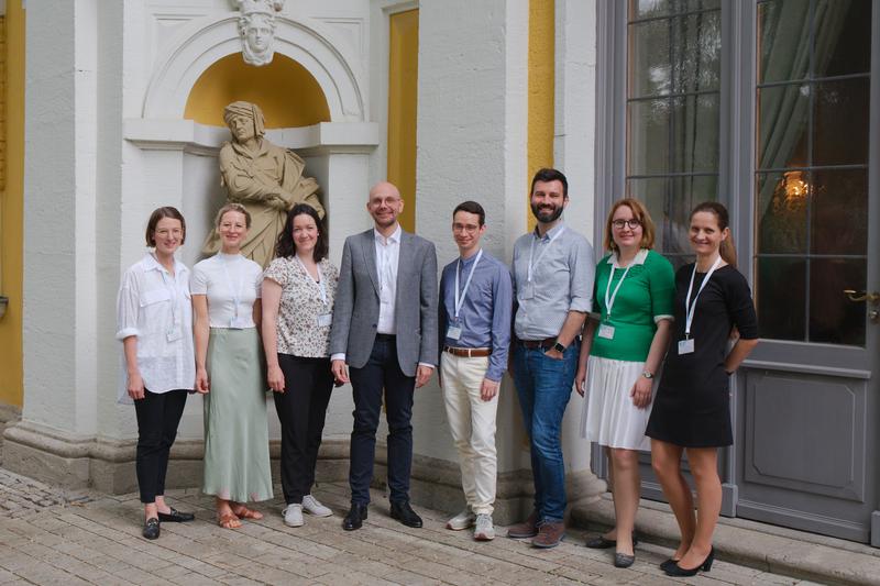 Die Twins der ersten Förderperiode mit TWINSIGHT-Sprecher Bastian Schilling und Koordinatorin Susanne Nuber; v.l.n.r.: Valerie Glutsch, Lisa Rubenbauer, Janina Marißen, Bastian Schilling, Janik Fleißner, Patrick Schummer, Geraldine Engels, Susanne Nuber.