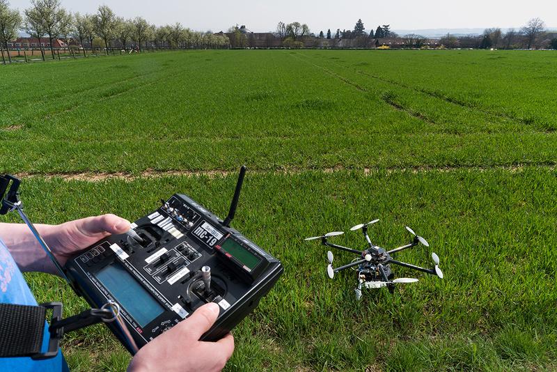 Effizienter Pflanzenschutz mit drohnengestützten optischen Sensoren: Im Verbundprojekt DiWenkLa suchen Forschende nach Lösungen, wie landwirtschaftliche Kleinbetriebe besser am digitalen Fortschritt teilhaben können.