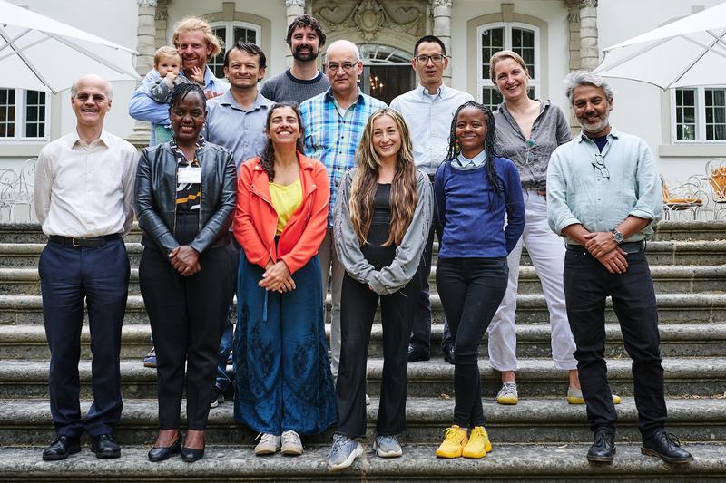 Die Residency-Teilnehmer*innen zusammen mit Enno Aufderheide, Generalsekretär der AvH (links) und Pratyush Shankar, Leiter des diesjährigen Humboldt Residency-Programms (rechts).