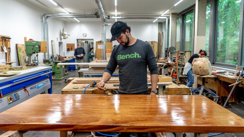 Diplom-Designer Johannes Kastner in der Werkstatt