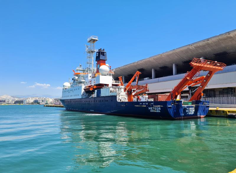 Die Wissenschaftler:innen sind mit dem Forschungsschiff METEOR unterwegs. Hier liegt es im Hafen von Piräus. Foto: MARUM; S. Bühring