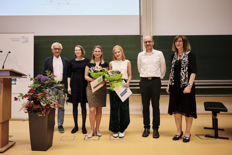 Prof. Dr. Roger Schmidt, Lisa Sophia Friedrich, Sabrina Disch, Charlotte  Lott, Prof. Dr. Jens Pruessner und Prof. Dr. Katharina Holzinger, Rektorin der Universität Konstanz (v. l. n. r.)