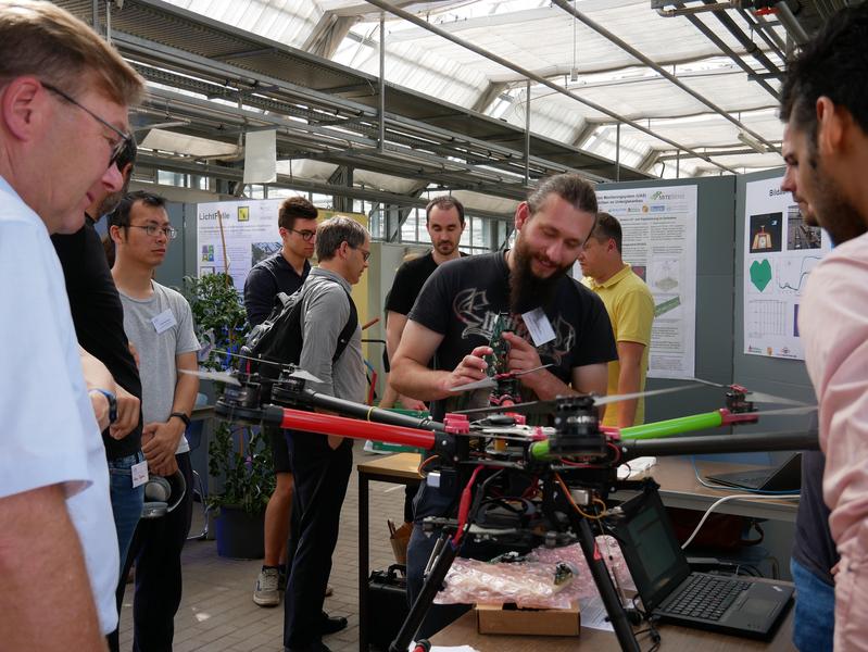 Ein Wissenschaftler erläutert eine Drohne, die im Gartenbau eingesetzt werden kann.