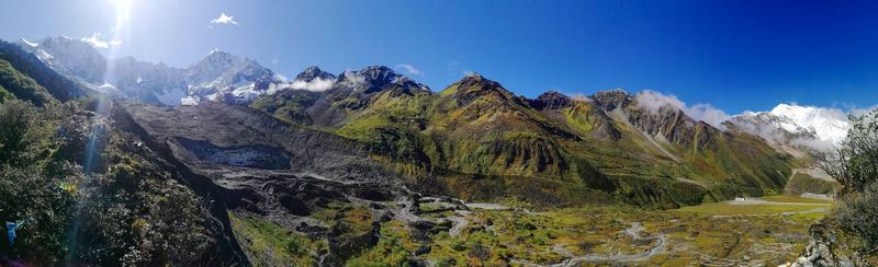Blick auf die Region, in der die Forschenden die Moos-Populationen untersucht haben. Links im Bild der Gawalong East Glacier. 