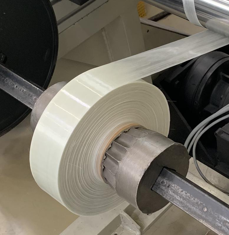 Tape-Rolle aus Polyamid mit Glasfaserverstärkung im Produktionsprozess.