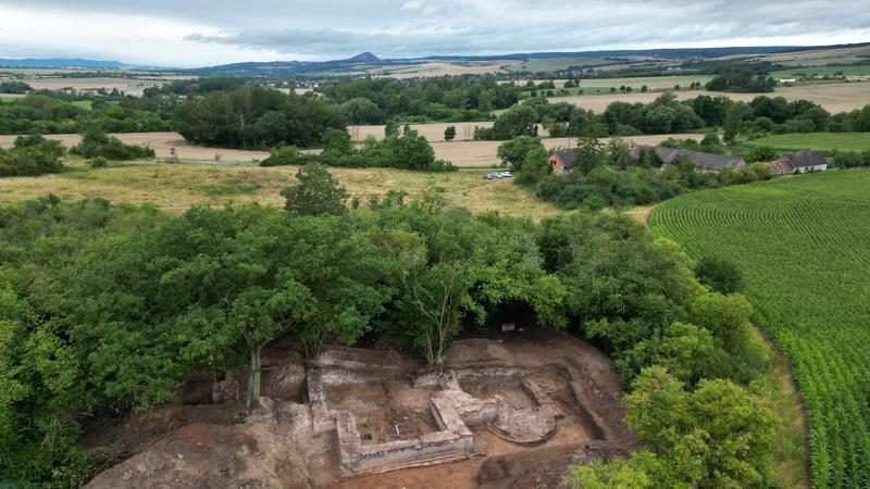 Ostabschluss der Klosterkirche mit rechteckiger Haupt- und halbrunder nördlicher Seitenapsis, Vogelschau von Osten.