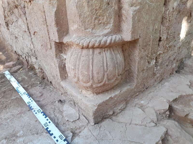 Romanische Säulenbasis in der Hauptapsis der Klosterkirche.