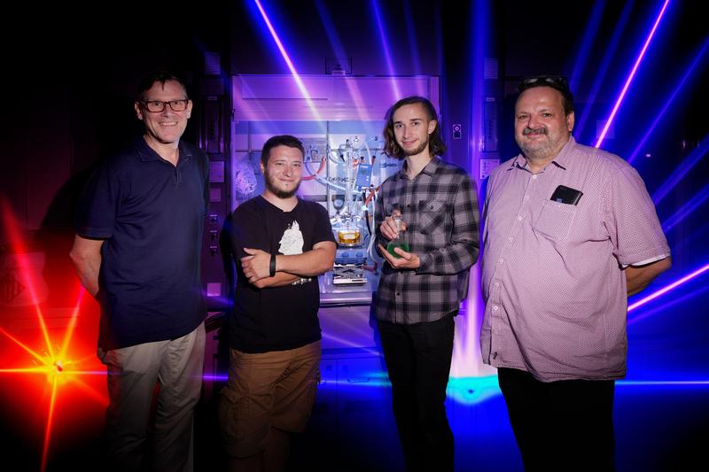 Am Versuchsaufbau (von links): Prof. Dr. Peter Vöhringer, Dr. Luis Domenianni, Jonas Schmidt und Prof. Dr. Andreas Gansäuer. 