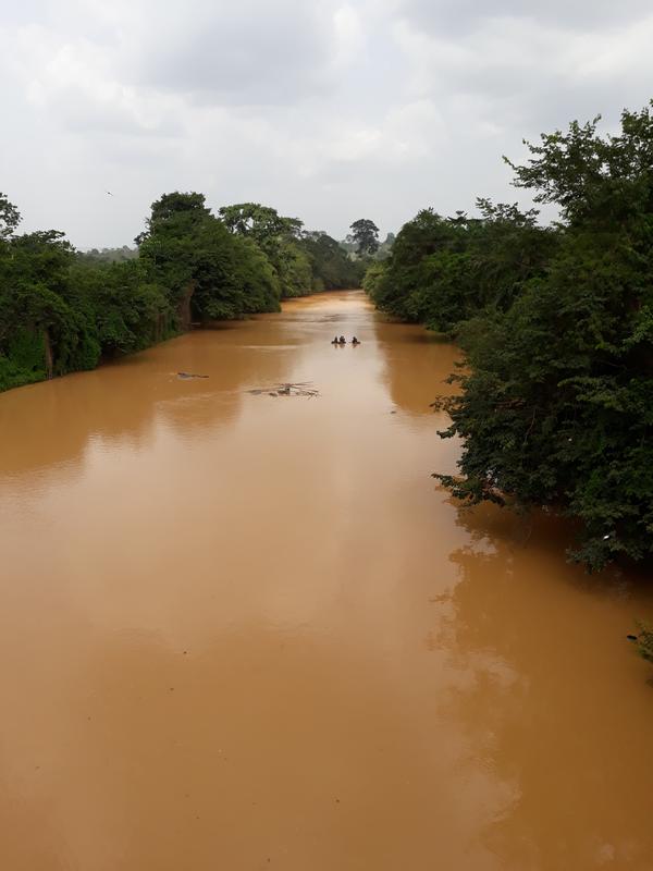 Der Teil des Birim-Flusses im Pra-Becken, der durch den illegalen Bergbau im Fluss verschmutzt wurde. 