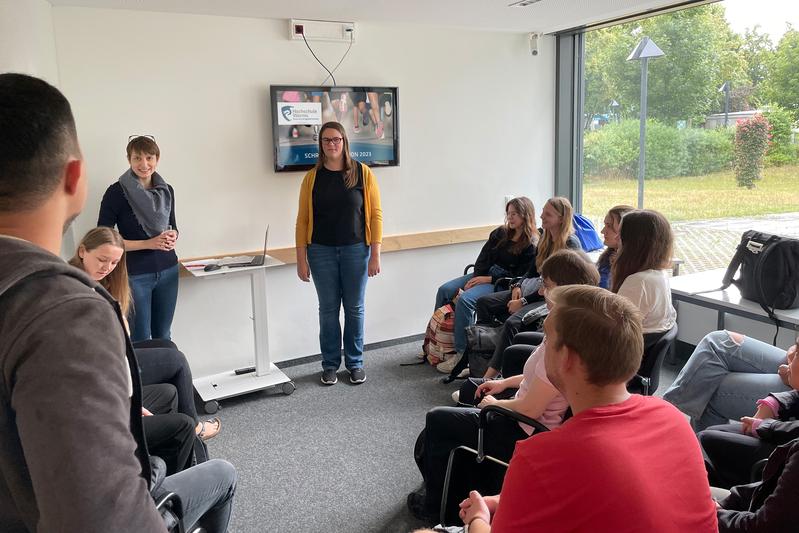 Martha Nick und Katharina Gelver stehen den Studierenden während dem jährlichen Schreibevent von Bibliothek und SchreibWerkstatt mit wichtigem Input zur Seite.
