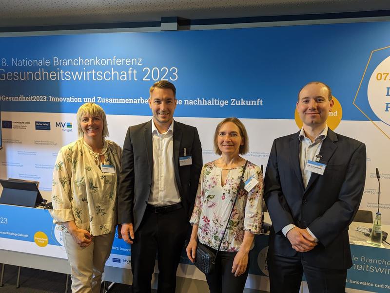 Das GOEK-Team aus Steffi Schnierer (l.), Prof. Dr. Ivonne Honekamp (2. v. r.) und Prof. Dr. Lieven Kennes (r.) mit Alumni Paul Netzel, der heute für BioCon Valley arbeitet.