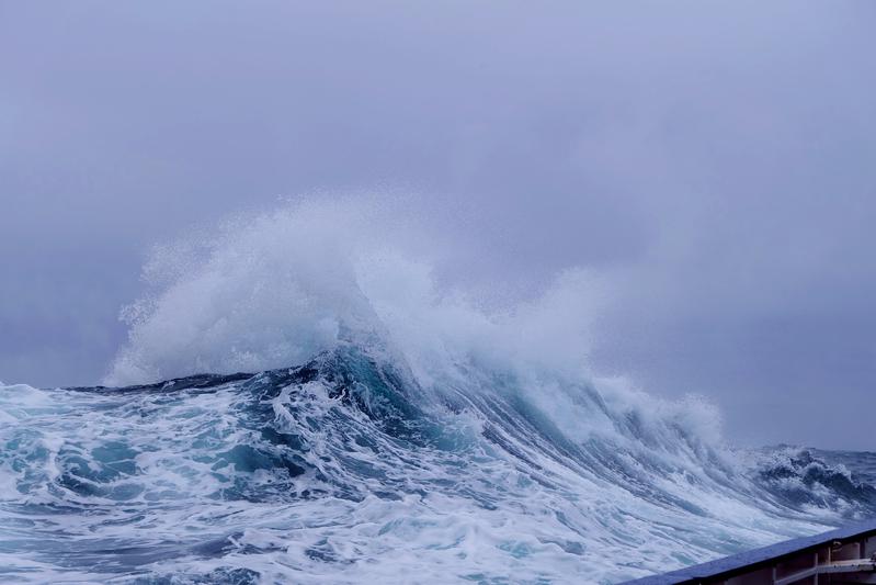 During stormy weather, sea spray can carry microplastics into the air. The photo was taken during a trip of the research vessel Heincke off the Norwegian coast in June 2021.