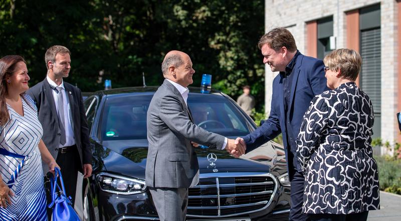 Prof. Tilman Grune und Dr. Birgit Schröder-Smeibidl nehmen Bundeskanzler Olaf Scholz und Ministerin Dr. Manja Schüle in Empfang. 