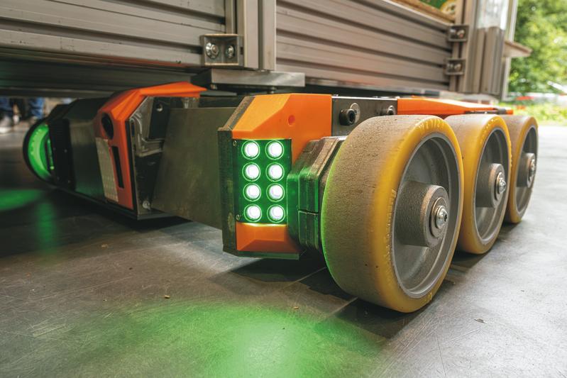 Eine Vielzahl separat angetriebener Fahrzeuge ist mittels Funk verschaltet und mit Kameras ausgestattet, sodass sie sich selbst koordinieren und synchron agieren. (Foto: Markus Breig, KIT)  