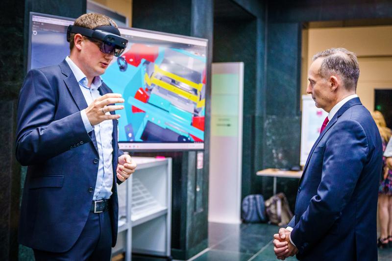 Urs Riedlinger, Wissenschaftler des Fraunhofer FIT, gibt Bundesdigitalminister Dr. Volker Wissing beim vierten Dialog über immersive Technologien des BMDV einen Einblick in das Industrial Metaverse.
