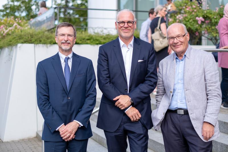 (v.l.) Ehrendoktor Craig Crews mit Honorarprofessor Michael Beck und Professor Herbert Waldmann.