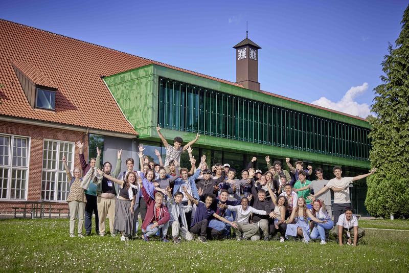 Teilnehmende und Organisator:innen freuen sich über das erfolgreiche Sommercamp. 