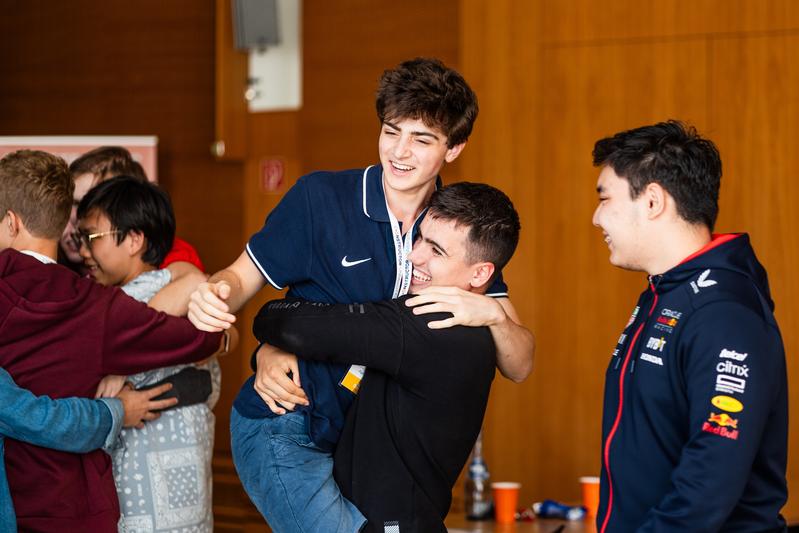 The participants enjoyed a diverse program of lectures, sports activities and trips in the region and were able to bond with people from all over the world.