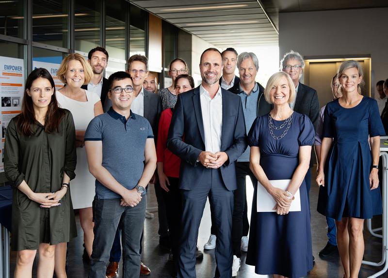 Prof. Dr. Anett Mehler-Bicher, Projektleitung und Vizepräsidentin für Forschung & Transfer der Hochschule Mainz (2. v. l.), Wissenschaftsminister Clemens Hoch (Mitte) und Prof. Dr. Susanne Weissman (2. v. r.), Präsidentin der Hochschule Mainz