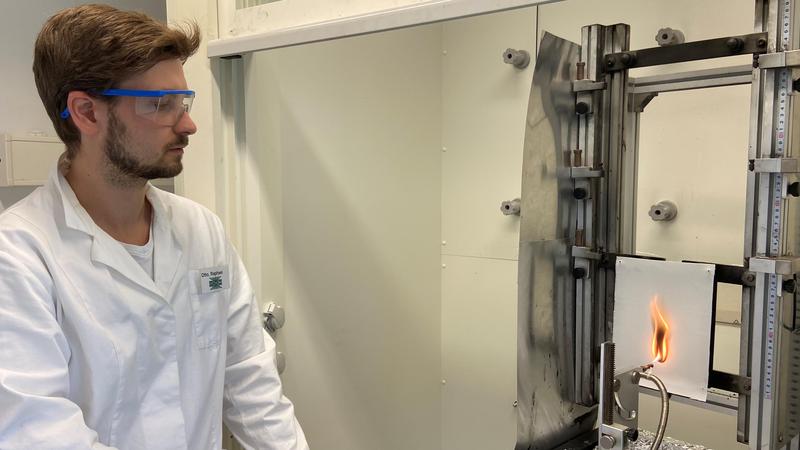 Experiment zu Überprüfung der Wirksamkeit von Flammschutzmitten