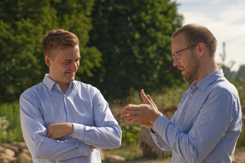 Die Gründer des Startups Optocycle Max-Frederick Gerken und Lars Wolff (v.l.) entwickeln mit Förderung durch die Deutsche Bundesstiftung Umwelt (DBU) ein System, das automatisch unterschiedliche Bestandteile von Bauabfällen erkennt. 