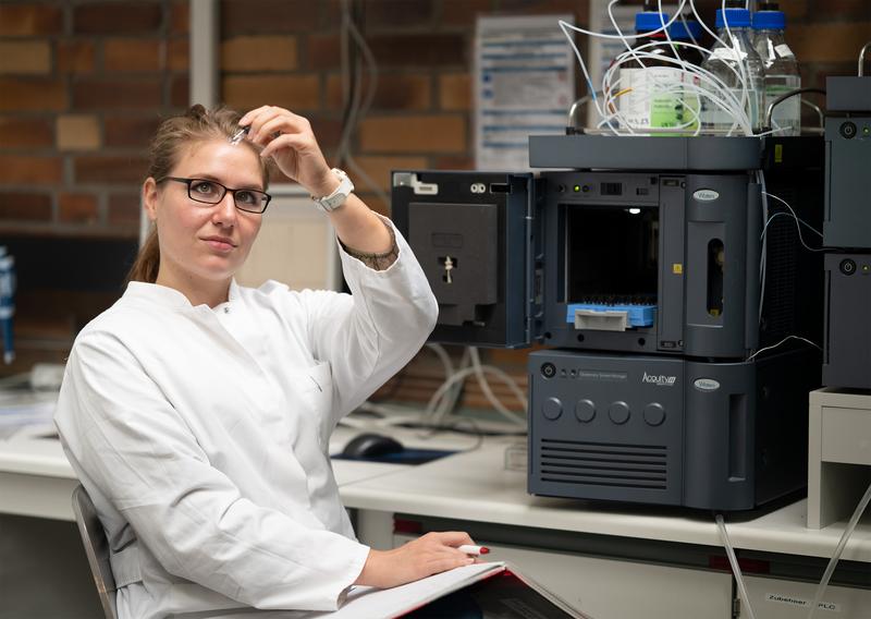 Nadine Kiefer hat ein Vial, eines der Fläschchen mit einer Probe, aus dem HPLC genommen. 