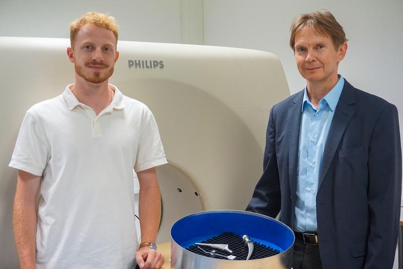 Prof. Dr. Ralf Ringler und Projektmitarbeiter M. Sc. Joshua Igl erläutern die Auswirkungen von MR-Untersuchungen auf Implantate