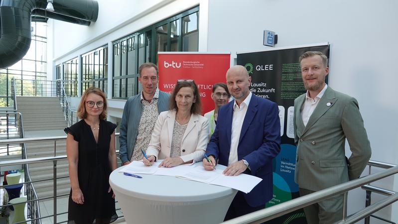 Die Vertreter*innen der am Qualifizierungsverbund Lausitz für Erneuerbare Energien (QLEE) beteiligten Einrichtungen 