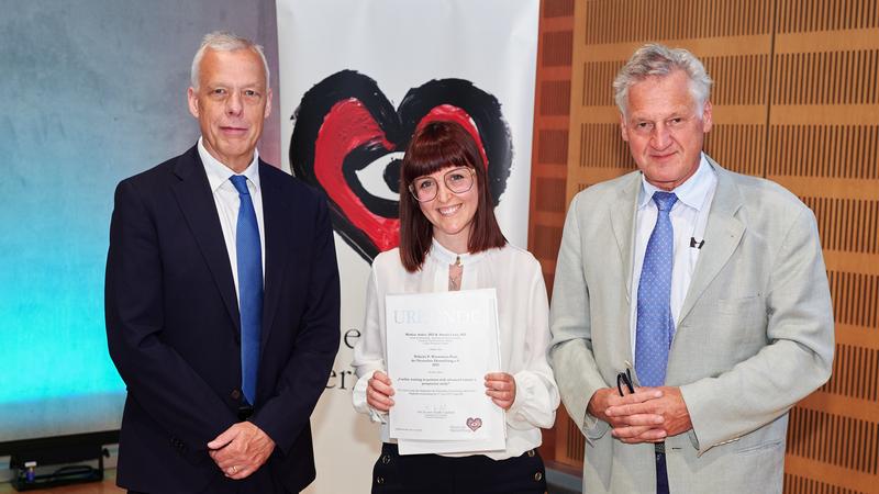 Dr. Alessia Lena bei der Entgegennahme der Urkunde des Winterstein-Preises, auch in Stellvertretung ihres Kollegen Dr. Anker. Auf dem Foto (l.): Prof. Dr. Thomas Voigtländer, Dt. Herzstiftung, und Prof. Dr. A. Welz, Dt. Stiftung für Herzforschung (r.)