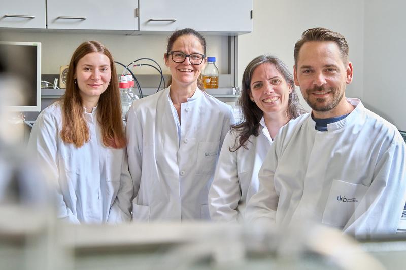 The team at the Institute of Pharmaceutical Microbiology: (from left) Annika Krüger, Prof. Dr. Tanja Schneider, Dr. Stefania De Benedetti and Dr. Fabian Grein. 