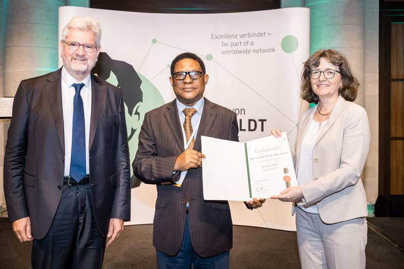 Preisübergabe in Berlin: Prof. Dr. Joseph C. A. Agbakoba (Mitte) mit Prof. Dr. Robert Schlögl, Präsident der Alexander von Humboldt-Stiftung, und MinDir'in Dr. Ariane Hildebrandt vom Bundesministerium für wirtschaftliche Zusammenarbeit und Entwicklung.