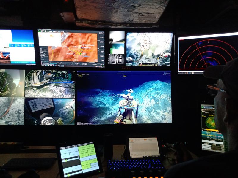 Die am Ozeanboden installierte MARUM-Kamera auf den Kontrollschirmen eines ferngesteuerten Tauchroboters. 