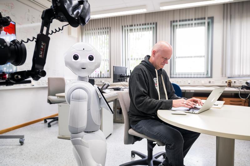 Wissenschaftler Thomas Sievers bringt Roboter „Pepper“ Plattdeutsch bei.