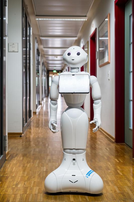 „Pepper“ lernt Platt: Der Roboter wird an der Universität zu Lübeck programmiert. Hier fährt er durch einen Flur auf dem Lübecker Campus.