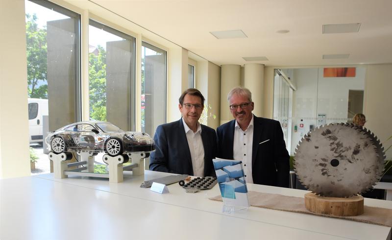 Oberbürgermeister Hanno Benz (links) und Institutsleiter Prof. Tobias Melz (rechts) im Fraunhofer LBF in Darmstadt-Kranichstein.