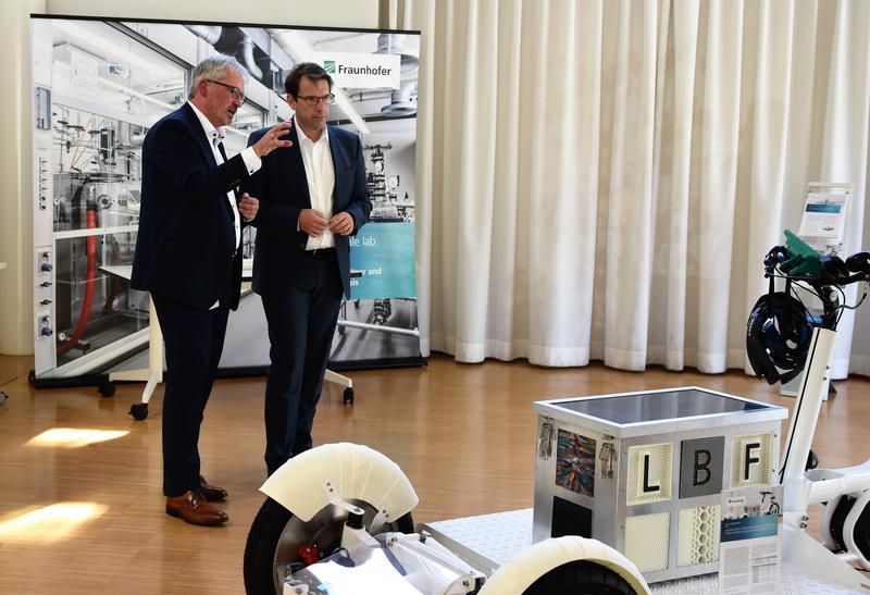 Oberbürgermeister Hanno Benz (rechts) und Institutsleiter Prof. Tobias Melz (links) im Fraunhofer LBF.