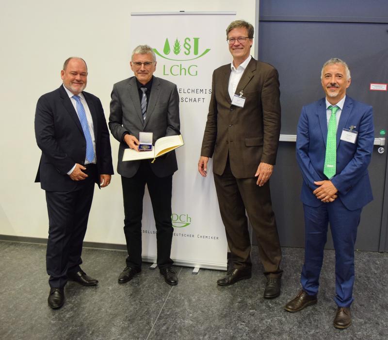 Foto (v.l.n.r.): Laudator G. Fricke, Preisträger T. Henle, GDCh-Vorstandsmitglied R. Albach & LChG-Vorstand G. Hamscher.